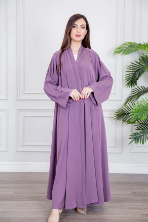 عباية نسائية أنيقة لون موف بأكمام واسعة و طيات طويلة بأزرار من الأمام مع طرحة