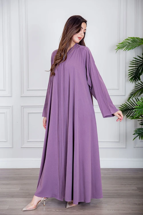 عباية نسائية أنيقة لون موف بأكمام واسعة و طيات طويلة بأزرار من الأمام مع طرحة