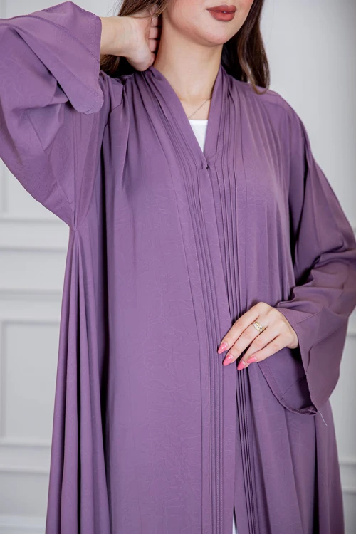 عباية نسائية أنيقة لون موف بأكمام واسعة و طيات طويلة بأزرار من الأمام مع طرحة