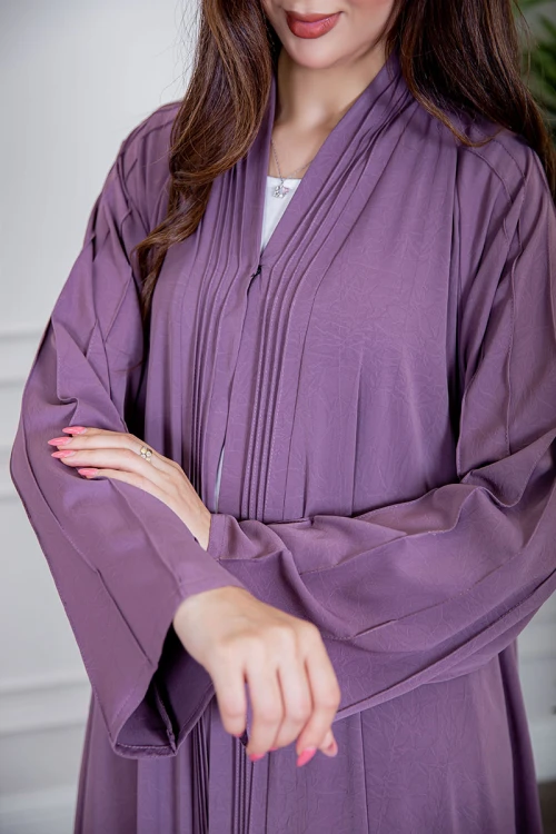 عباية نسائية أنيقة لون موف بأكمام واسعة و طيات طويلة بأزرار من الأمام مع طرحة