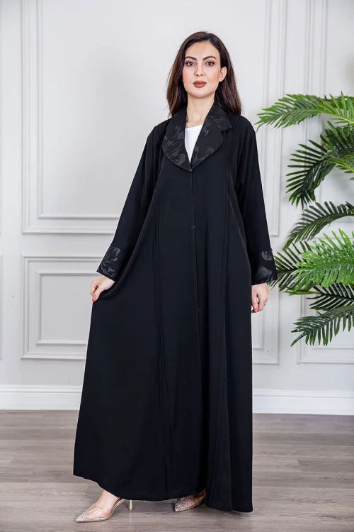 عباية نسائية أنيقة لون أسود ياقة مطوية مزينة بنقوش في الياقة و أطراف الأكمام بأزرار من الأمام مع طرحة