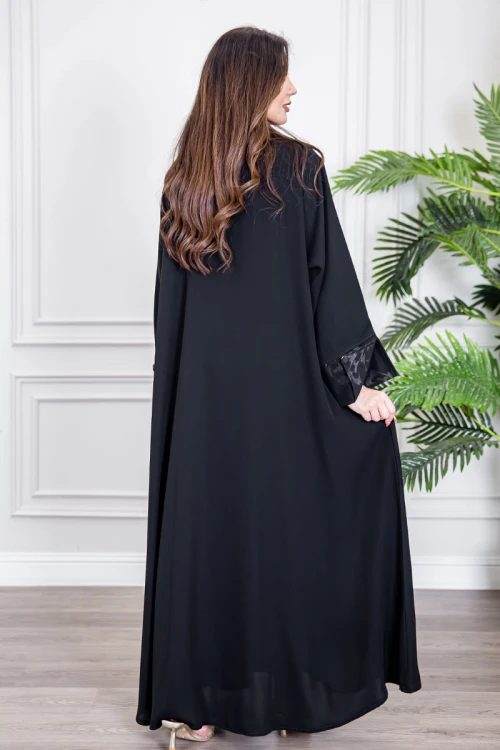 عباية نسائية أنيقة لون أسود ياقة مطوية مزينة بنقوش في الياقة و أطراف الأكمام بأزرار من الأمام مع طرحة