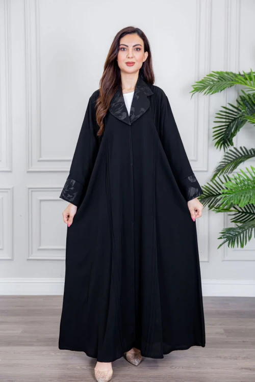عباية نسائية أنيقة لون أسود ياقة مطوية مزينة بنقوش في الياقة و أطراف الأكمام بأزرار من الأمام مع طرحة