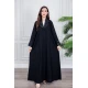عباية نسائية أنيقة لون أسود ياقة مطوية مزينة بنقوش في الياقة و أطراف الأكمام بأزرار من الأمام مع طرحة