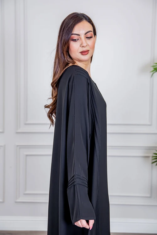 عباية نسائية أنيقة لون أسود ياقة دائرية بأزرار مزينة بطيات طويلة مغلقة من الأمام مع طرحة