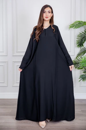 عباية نسائية أنيقة لون أسود ياقة دائرية بأزرار مزينة بطيات طويلة مغلقة من الأمام مع طرحة