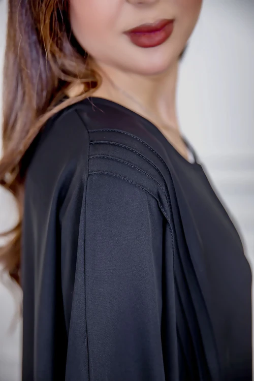 عباية نسائية أنيقة لون أسود ياقة دائرية بأزرار مزينة بطيات طويلة مغلقة من الأمام مع طرحة