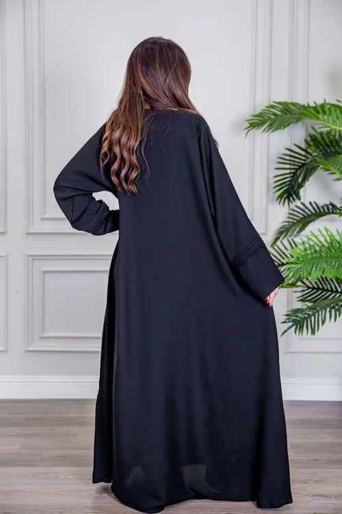 عباية نسائية أنيقة لون أسود ياقة دائرية بأزرار مزينة بطيات طويلة مغلقة من الأمام مع طرحة