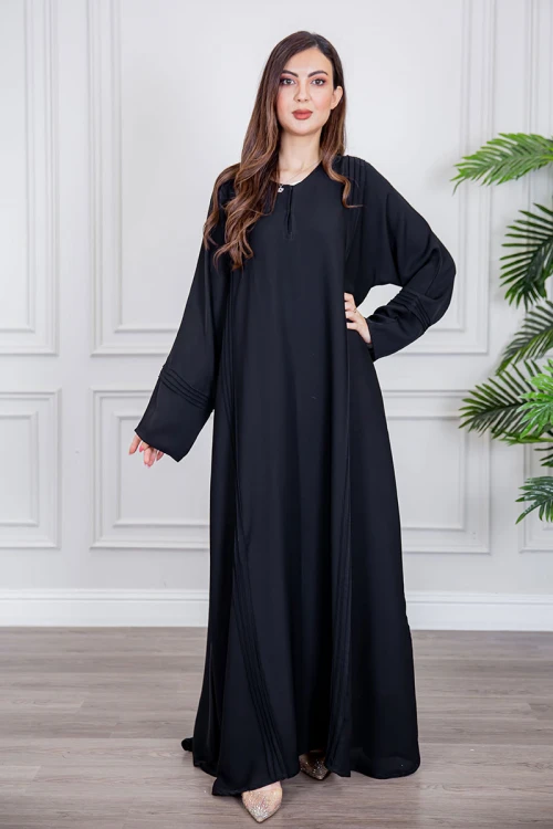 عباية نسائية أنيقة لون أسود ياقة دائرية بأزرار مزينة بطيات طويلة مغلقة من الأمام مع طرحة
