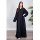 عباية نسائية أنيقة لون أسود ياقة دائرية بأزرار مزينة بطيات طويلة مغلقة من الأمام مع طرحة