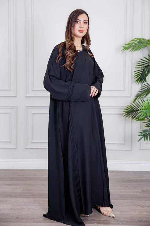 عباية نسائية أنيقة لون أسود ياقة دائرية بأزرار مزينة بطيات طويلة مغلقة من الأمام مع طرحة