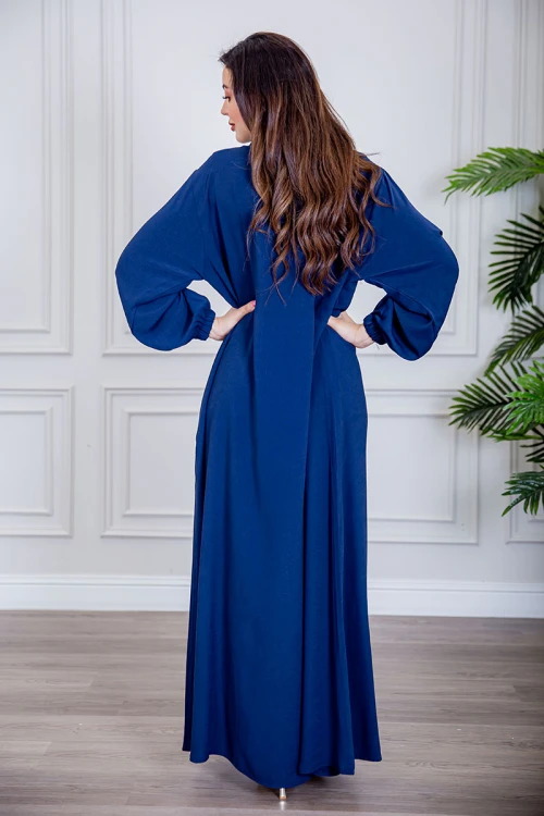 عباية نسائية أنيقة لون أزرق ياقة مطوية بأزرار من الأمام و بزم أطراف الأكمام مع طرحة