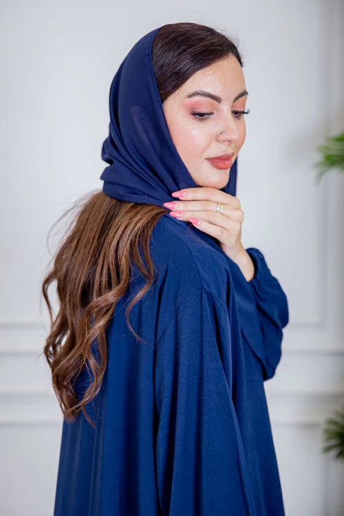 عباية نسائية أنيقة لون أزرق ياقة مطوية بأزرار من الأمام و بزم أطراف الأكمام مع طرحة