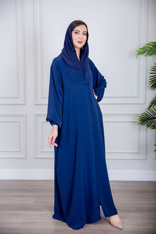 عباية نسائية أنيقة لون أزرق ياقة مطوية بأزرار من الأمام و بزم أطراف الأكمام مع طرحة