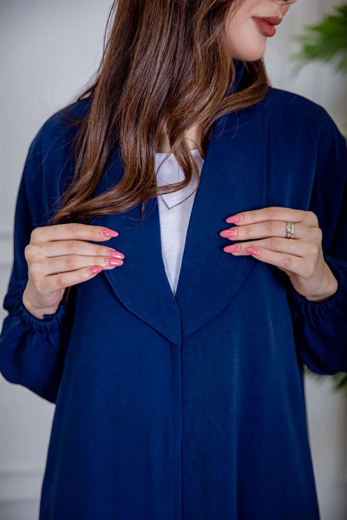 عباية نسائية أنيقة لون أزرق ياقة مطوية بأزرار من الأمام و بزم أطراف الأكمام مع طرحة