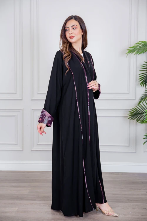 عباية نسائية أنيقة لون أسود ياقة قصة سبعة بأزرار من الأمام مزينة بطيات طويلة ملونة و من أطراف الأكمام مع طرحة