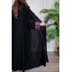 عباية نسائية أنيقة لون أسود ياقة قصة سبعة بأزرار من الأمام مزينة بطيات طويلة ملونة و من أطراف الأكمام مع طرحة