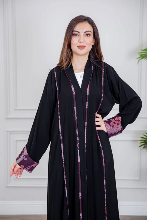 عباية نسائية أنيقة لون أسود ياقة قصة سبعة بأزرار من الأمام مزينة بطيات طويلة ملونة و من أطراف الأكمام مع طرحة