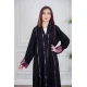 عباية نسائية أنيقة لون أسود ياقة قصة سبعة بأزرار من الأمام مزينة بطيات طويلة ملونة و من أطراف الأكمام مع طرحة