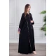 عباية نسائية أنيقة لون أسود ياقة قصة سبعة بأزرار من الأمام مزينة بطيات طويلة ملونة و من أطراف الأكمام مع طرحة