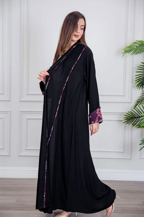 عباية نسائية أنيقة لون أسود ياقة قصة سبعة بأزرار من الأمام مزينة بطيات طويلة ملونة و من أطراف الأكمام مع طرحة