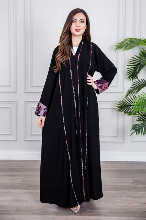 عباية نسائية أنيقة لون أسود ياقة قصة سبعة بأزرار من الأمام مزينة بطيات طويلة ملونة و من أطراف الأكمام مع طرحة