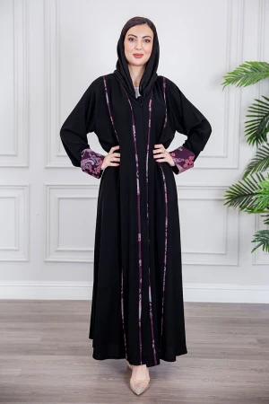عباية نسائية أنيقة لون أسود ياقة قصة سبعة بأزرار من الأمام مزينة بطيات طويلة ملونة و من أطراف الأكمام مع طرحة