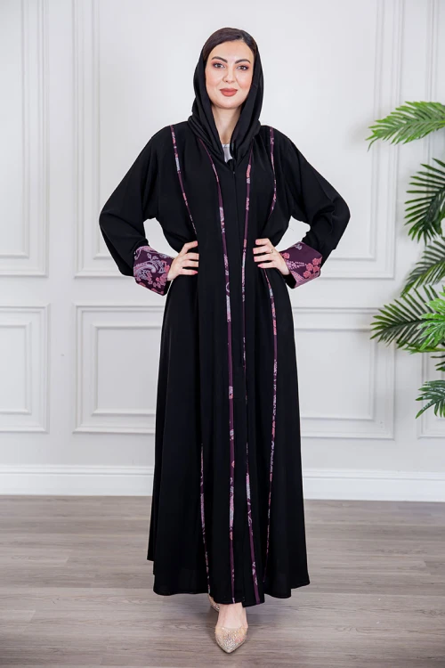 عباية نسائية أنيقة لون أسود ياقة قصة سبعة بأزرار من الأمام مزينة بطيات طويلة ملونة و من أطراف الأكمام مع طرحة