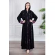 عباية نسائية أنيقة لون أسود ياقة قصة سبعة بأزرار من الأمام مزينة بطيات طويلة ملونة و من أطراف الأكمام مع طرحة