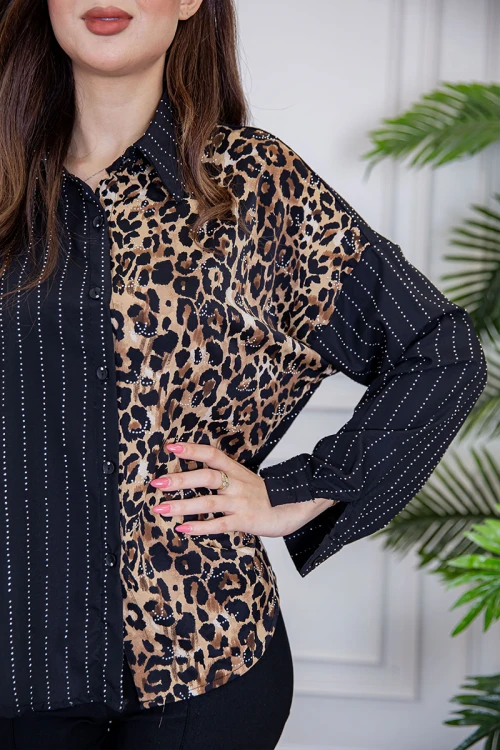 بلوزة نسائية لون أسود ياقة مطوية مزين بفصوص و بقماش التايقر بأزرار من الأمام و الأكمام