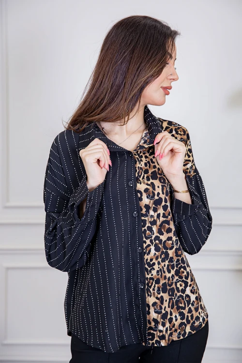 بلوزة نسائية لون أسود ياقة مطوية مزين بفصوص و بقماش التايقر بأزرار من الأمام و الأكمام