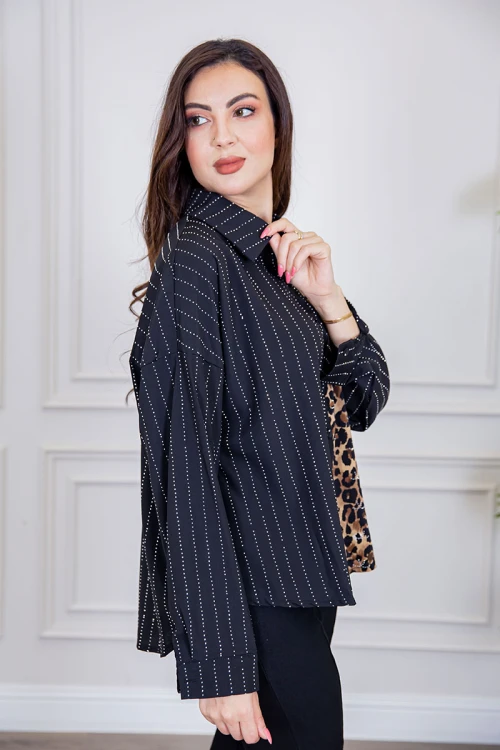 بلوزة نسائية لون أسود ياقة مطوية مزين بفصوص و بقماش التايقر بأزرار من الأمام و الأكمام
