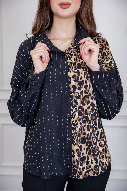 بلوزة نسائية لون أسود ياقة مطوية مزين بفصوص و بقماش التايقر بأزرار من الأمام و الأكمام