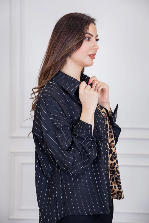 بلوزة نسائية لون أسود ياقة مطوية مزين بفصوص و بقماش التايقر بأزرار من الأمام و الأكمام