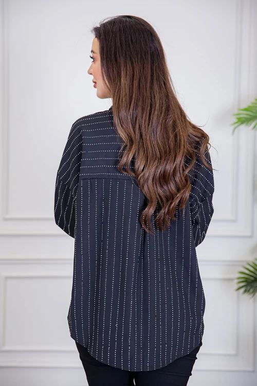 بلوزة نسائية لون أسود ياقة مطوية مزين بفصوص و بقماش التايقر بأزرار من الأمام و الأكمام