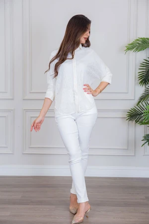 بلوزة نسائية صيفي دانتيل لون اوف وايت ياقة مطوية بأكمام ميدي و بأزرار من الأمام 