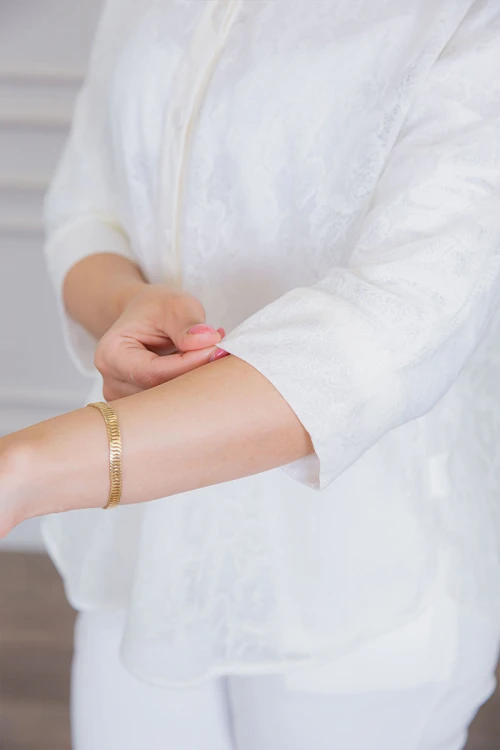 بلوزة نسائية صيفي دانتيل لون اوف وايت ياقة مطوية بأكمام ميدي و بأزرار من الأمام