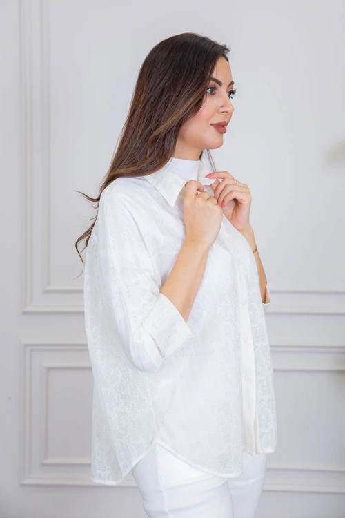 بلوزة نسائية صيفي دانتيل لون اوف وايت ياقة مطوية بأكمام ميدي و بأزرار من الأمام