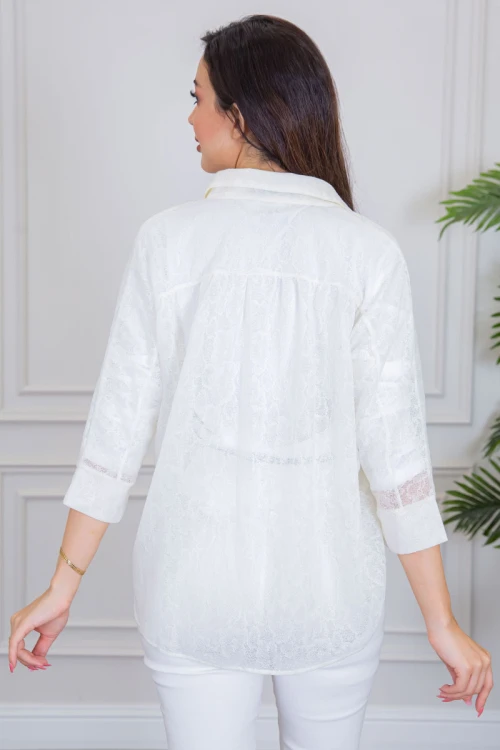 بلوزة نسائية صيفي دانتيل لون اوف وايت ياقة مطوية بأكمام ميدي و بأزرار من الأمام