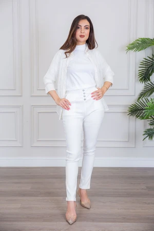 بنطلون نسائي طويل لون أبيض مزين بأزرار من الوسط و بجيوب من الجانبين