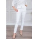 بنطلون نسائي طويل لون أبيض مزين بأزرار من الوسط و بجيوب من الجانبين