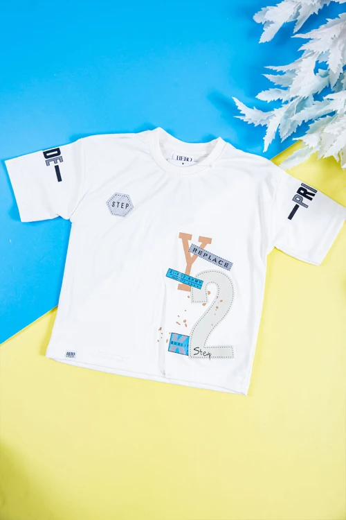 طقم ولادي قطعتين تيشيرت لون أبيض بكتابات و طبعات من الأمام و الخلف و بنطلون طويل لون كحلي بجيوب من الجانبين و الخلف