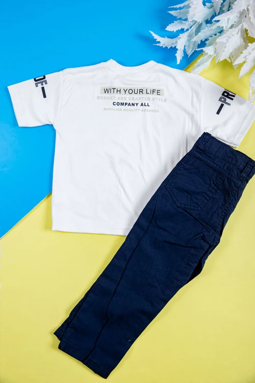 طقم ولادي قطعتين تيشيرت لون أبيض بكتابات و طبعات من الأمام و الخلف و بنطلون طويل لون كحلي بجيوب من الجانبين و الخلف