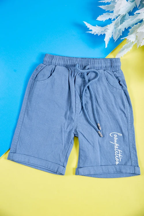 طقم ولادي قطعتين لون سماوي قميص بكتابات و طبعات وجيب وازرار من الأمام و شورت برباط في الخصر و جيوب من الجانبين و الخلف