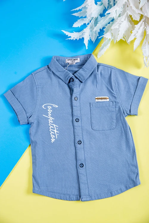 طقم ولادي قطعتين لون سماوي قميص بكتابات و طبعات وجيب وازرار من الأمام و شورت برباط في الخصر و جيوب من الجانبين و الخلف