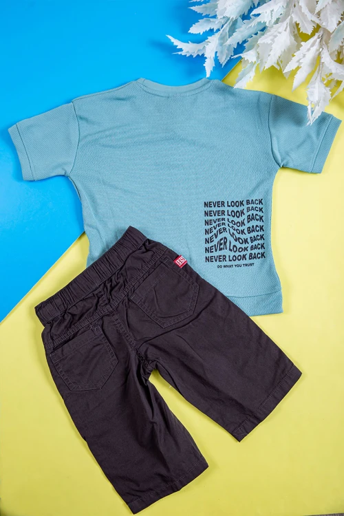 طقم ولادي قطعتين تيشيرت لون سماوي بكتابات و طبعات من الأمام و الخلف و شورت لون أسود برباط في الخصر و جيوب من الجانبين و الخلف