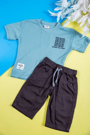 طقم ولادي قطعتين تيشيرت لون سماوي بكتابات و طبعات من الأمام و الخلف و شورت لون أسود برباط في الخصر و جيوب من الجانبين و الخلف