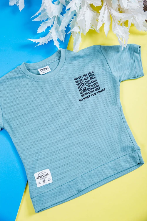 طقم ولادي قطعتين تيشيرت لون سماوي بكتابات و طبعات من الأمام و الخلف و شورت لون أسود برباط في الخصر و جيوب من الجانبين و الخلف