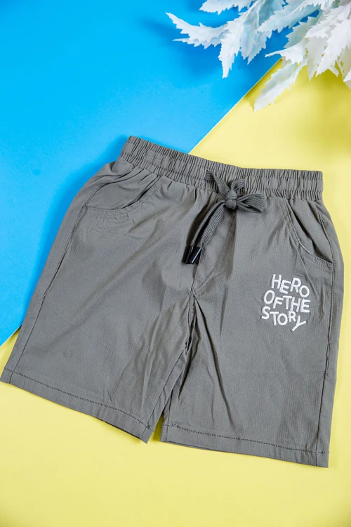 طقم ولادي قطعتين لون رمادي قميص بكتابات و طبعات وجيوب وازرار من الأمام و شورت برباط في الخصر و جيوب من الجانبين و الخلف