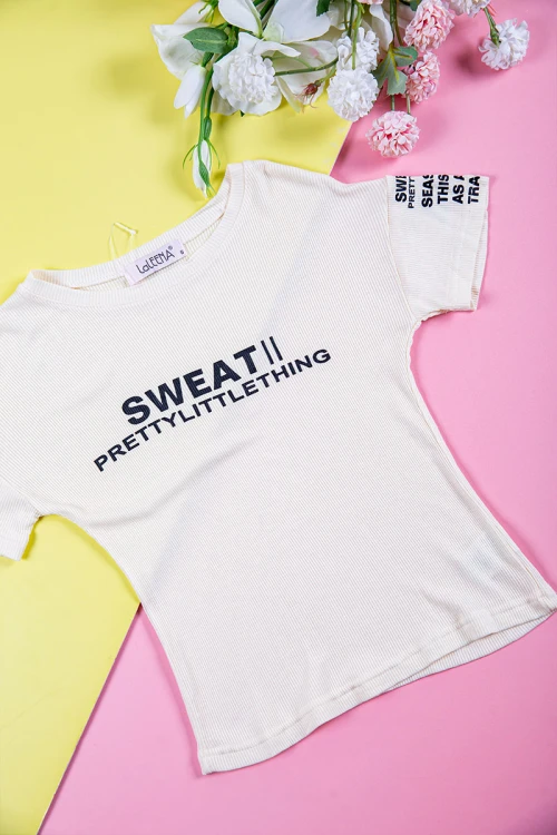 بيجاما بناتي قطعتين متعددة الألوان تيشيرت مزين بكتابات من الأمام و الأكمام و بنطلون طويل برباط في الخصر مزين بكتابات